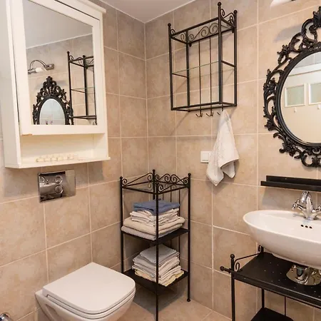 Апартаменты 2 Bedroom Large House With Garden In Moda Стамбул