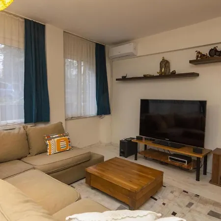 2 Bedroom Large House With Garden In Moda Стамбул
