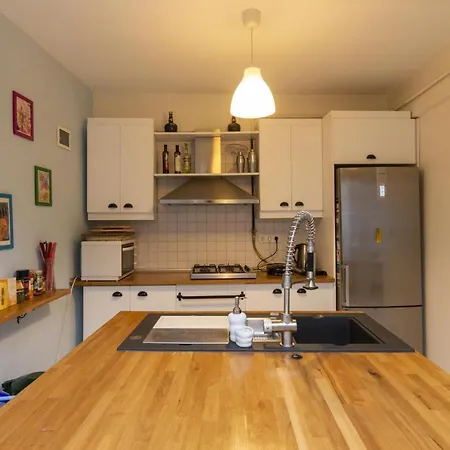 2 Bedroom Large House With Garden In Moda Стамбул
